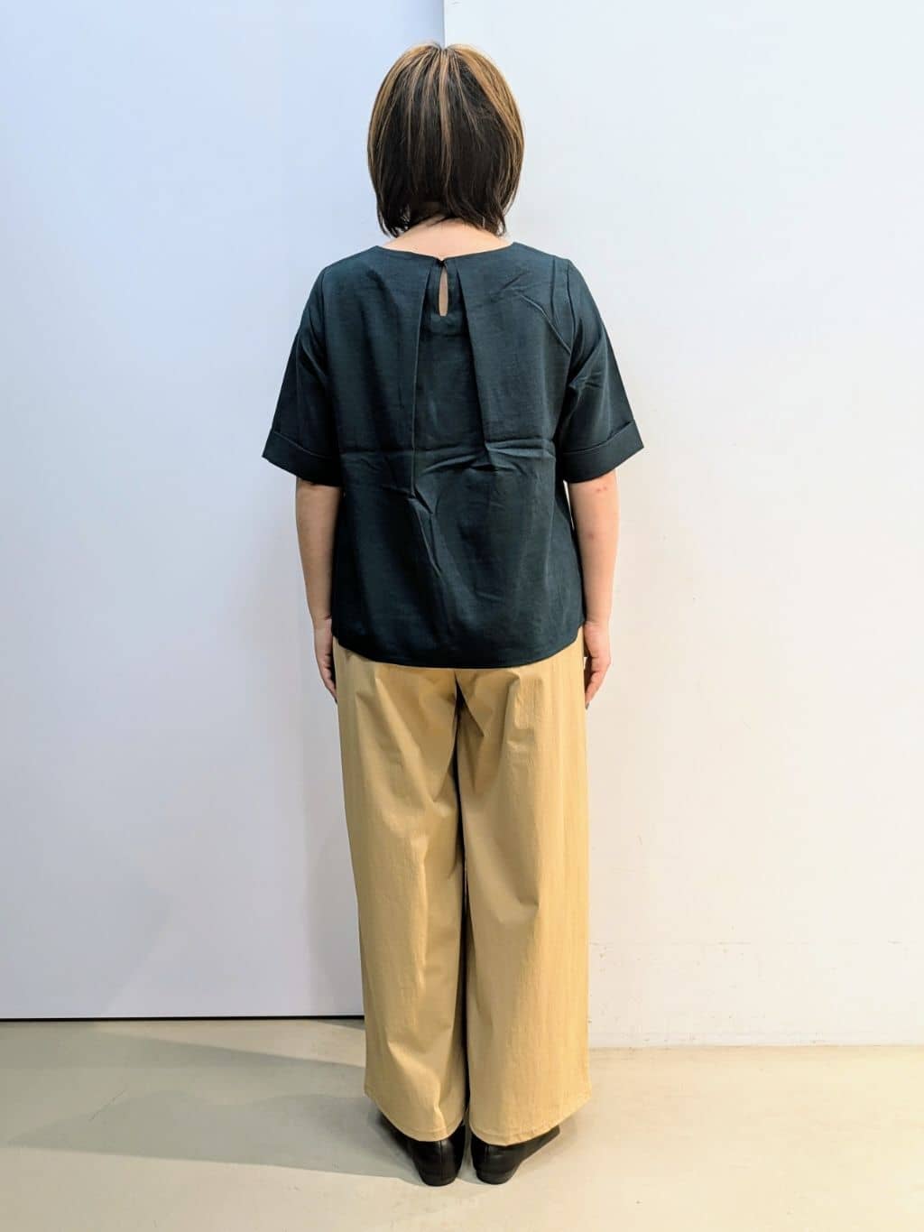 kotoさんの「THE SHOP TK｜麻調メッシュブラウス【二の腕カバー/洗える】」を使ったコーディネート