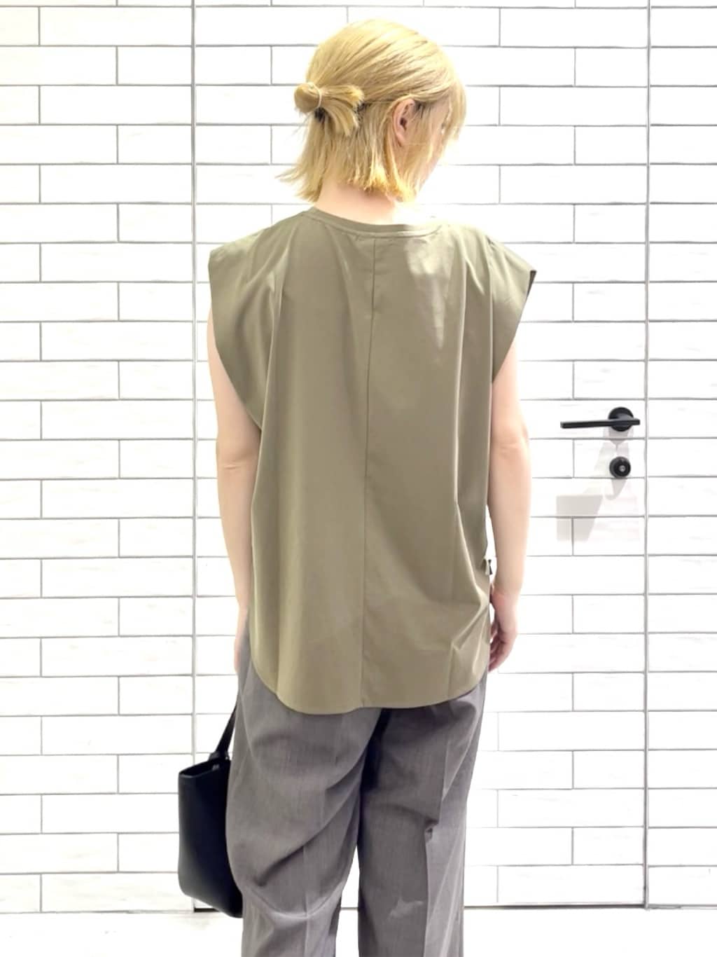 しおりさんの「OPAQUE.CLIP｜ボクシーノースリーブカットソー【洗濯機洗い可】」を使ったコーディネート