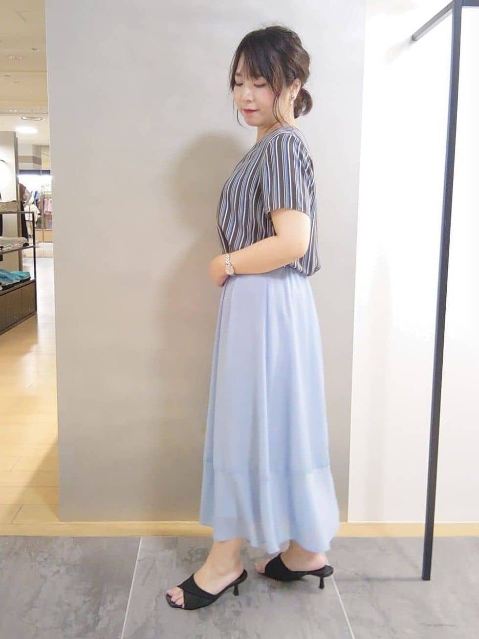 TOMOMIさんの「INDIVI｜【洗える／通勤】無地＆マルチストライプ柄Vネックブラウス」を使ったコーディネート
