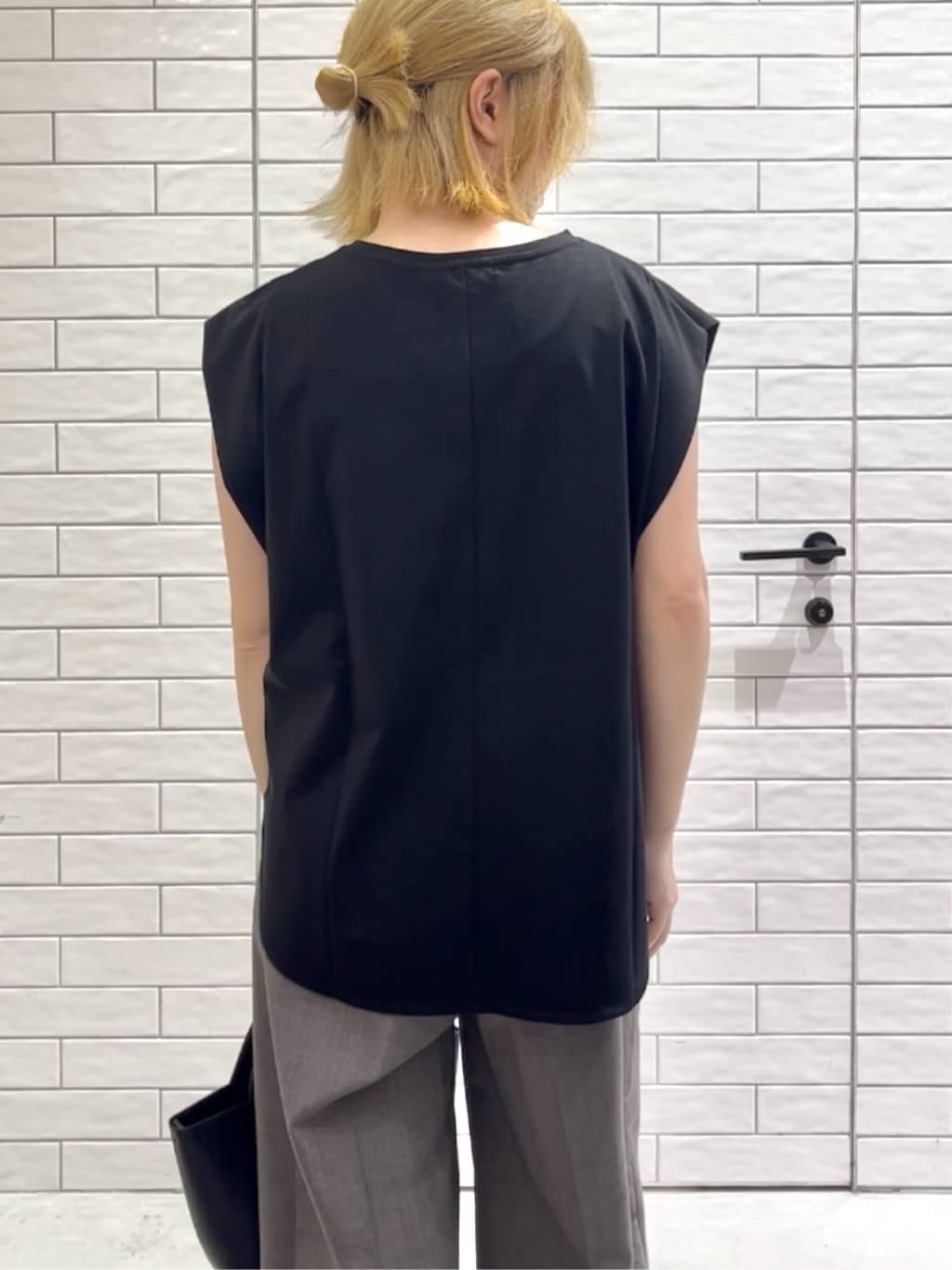 しおりさんの「OPAQUE.CLIP｜ボクシーノースリーブカットソー【洗濯機洗い可】」を使ったコーディネート