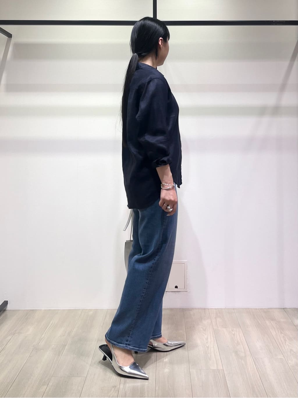 hasuさんの「INDIVI｜【褒められデニム】ワイドストレート デニムパンツ」を使ったコーディネート