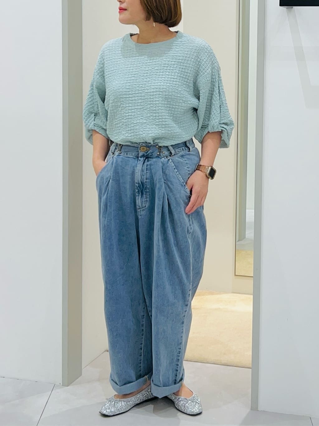 タナさんの「THE SHOP TK｜ツータックワイドデニムパンツ」を使ったコーディネート