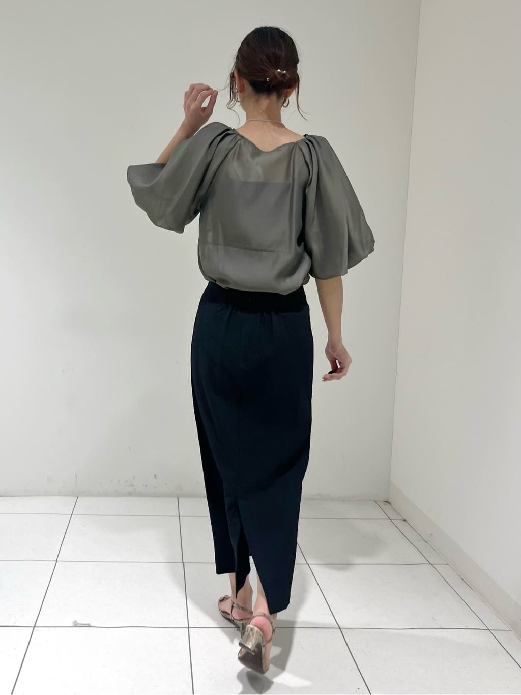 shioriさんの「INDIVI｜ボリュームスリーブブラウス」を使ったコーディネート