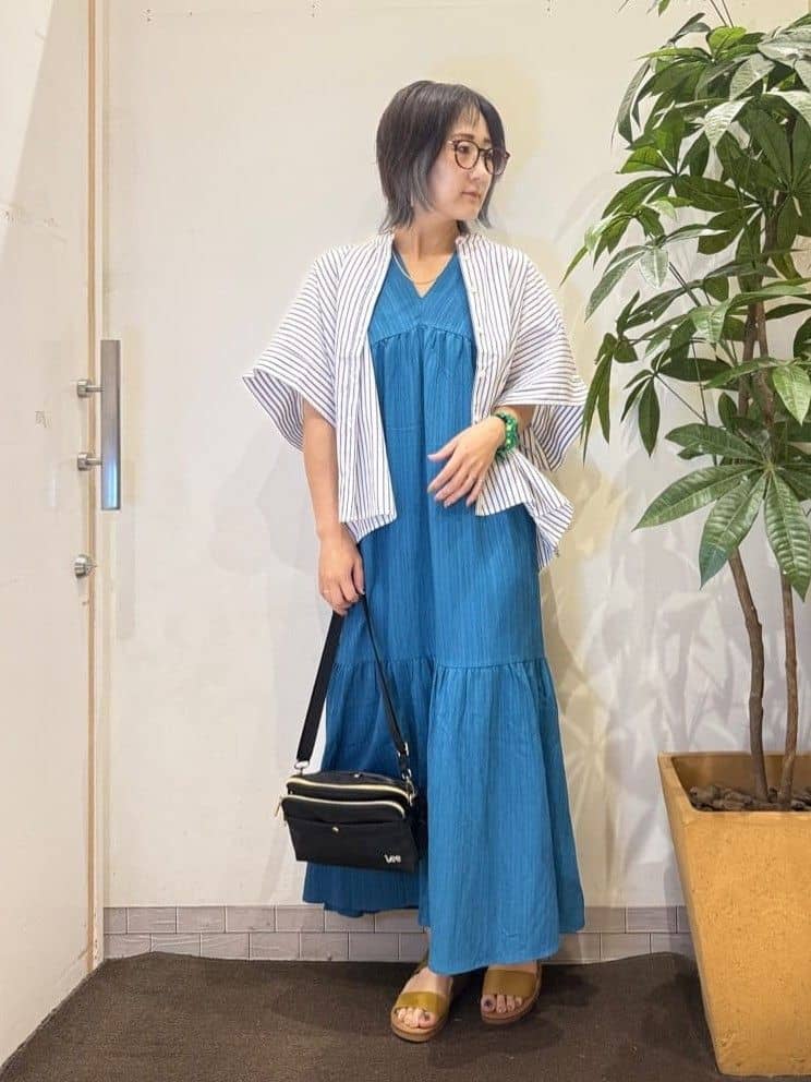 misakiさんの「SHOO･LA･RUE｜きれいめカジュアルに ラメストライプ ポンチョ風シャツ」を使ったコーディネート