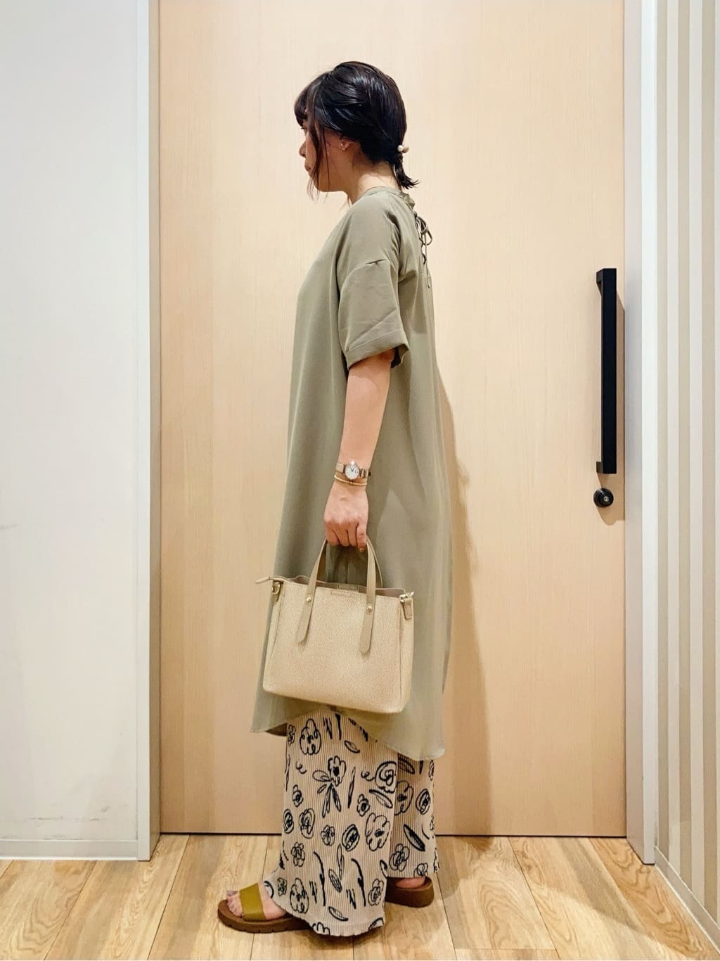 yocchiさんの「SHOO･LA･RUE｜【S-LL/洗濯後しわになりにくい/体型カバー】後ろ姿もサマになる バックレースアップチュニック」を使ったコーディネート