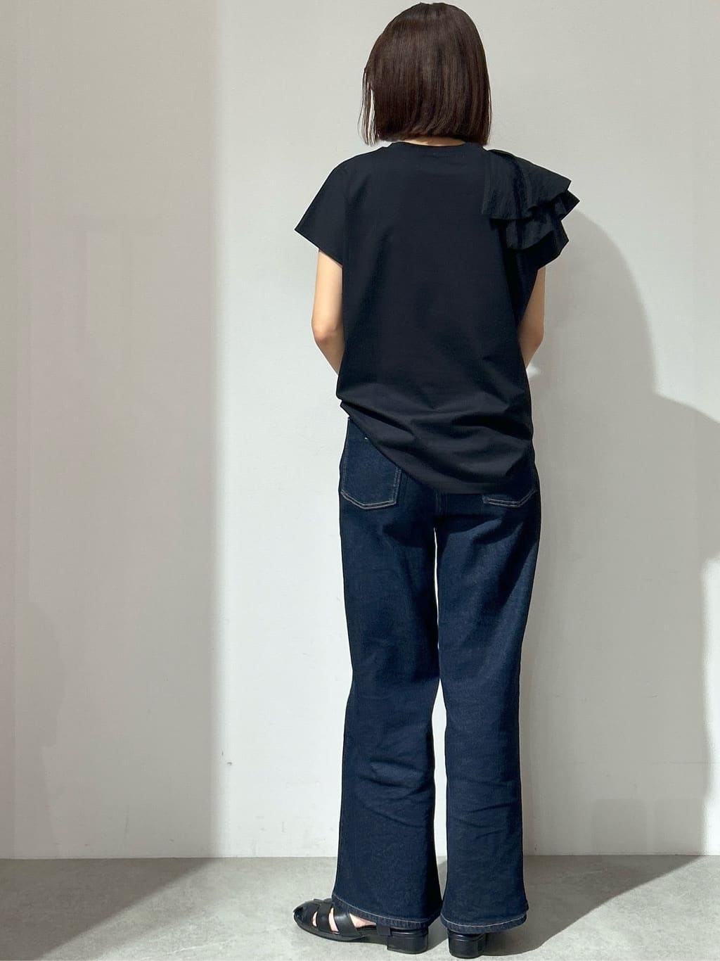 NAKAさんの「OPAQUE.CLIP｜ショルダーフリルドッキングカットソー【洗濯機洗い可】」を使ったコーディネート