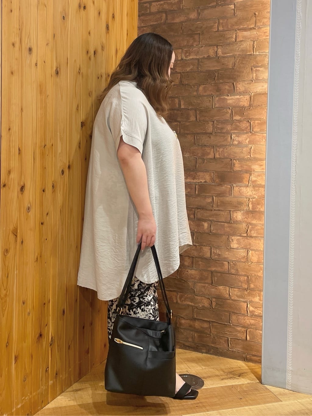 Risaさんの「SHOO･LA･RUE｜【洗濯機可/柄が選べる】さらさら楽ちん プリーツ ワイドパンツ」を使ったコーディネート