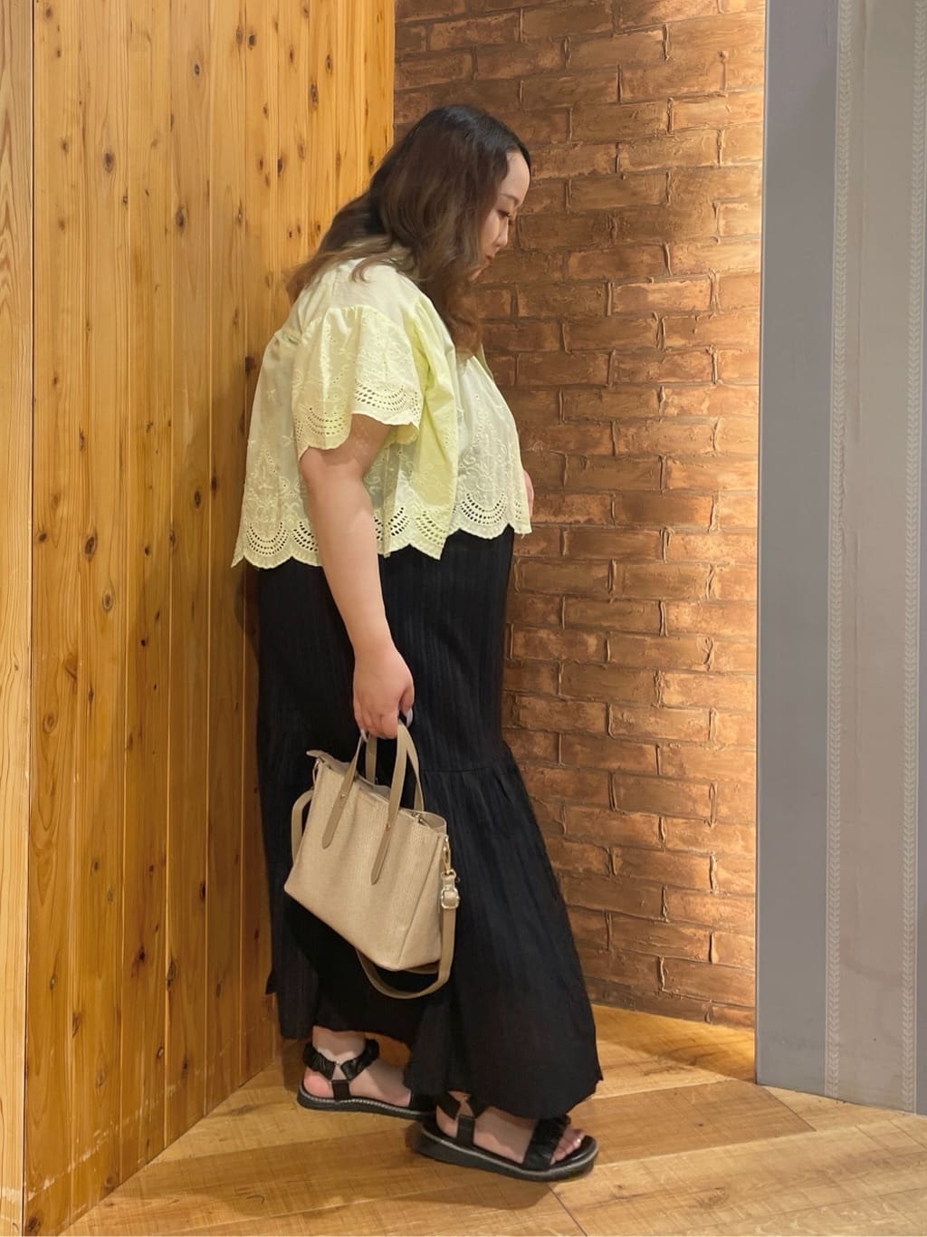 Risaさんの「SHOO･LA･RUE｜【S-LL】後ろ姿も抜かりなく 1枚でサマ見え ティアードワンピース」を使ったコーディネート