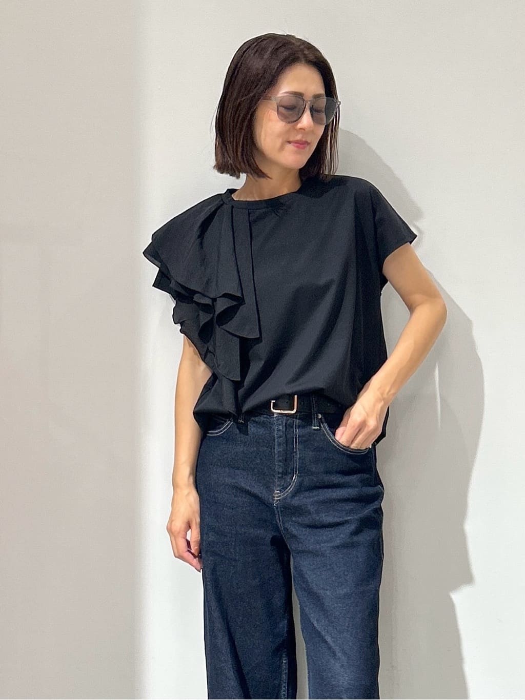 NAKAさんの「OPAQUE.CLIP｜ショルダーフリルドッキングカットソー【洗濯機洗い可】」を使ったコーディネート