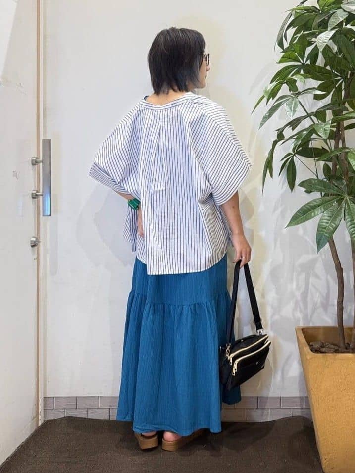misakiさんの「SHOO･LA･RUE｜きれいめカジュアルに ラメストライプ ポンチョ風シャツ」を使ったコーディネート