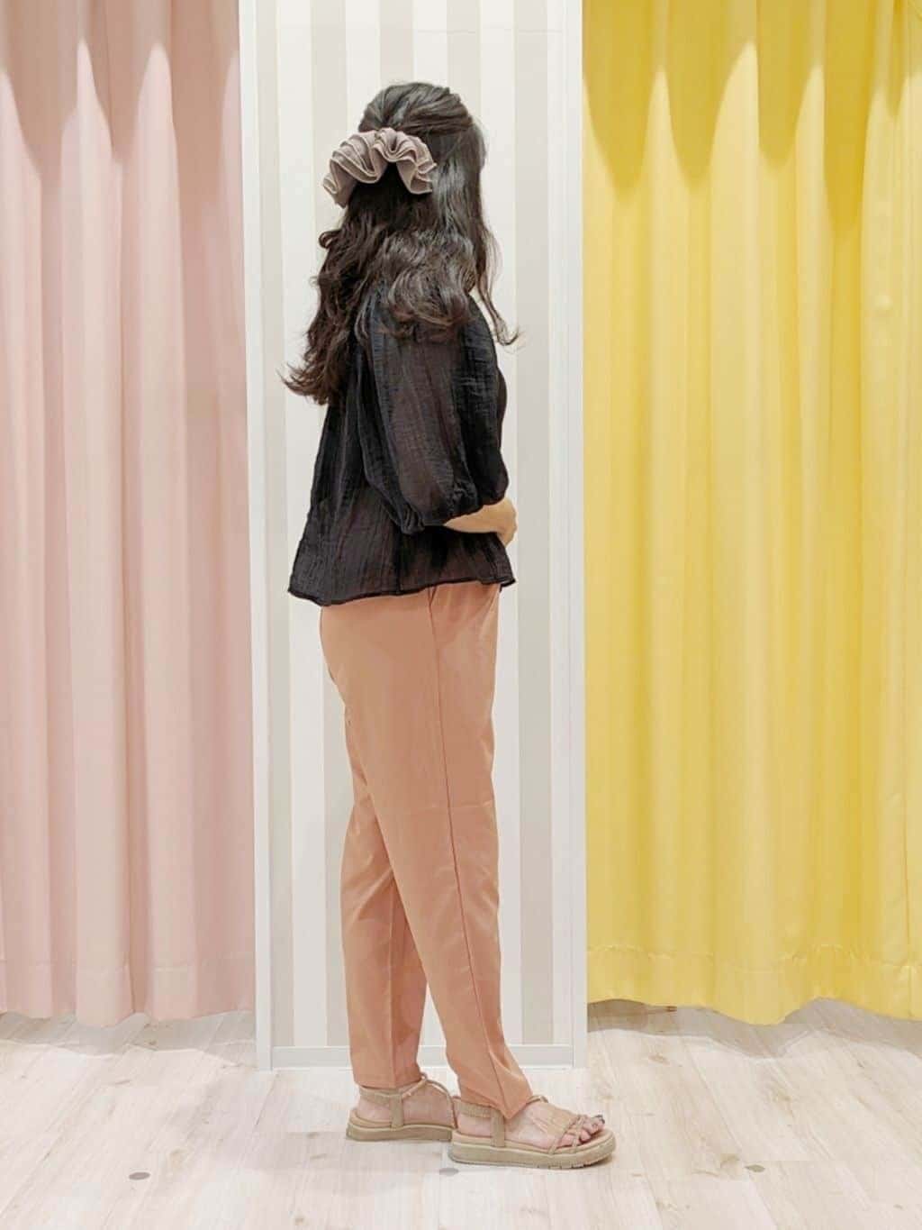 かずみさんの「SHOO･LA･RUE｜【S-LL/前後2WAY】バルーンスリーブが華やか こなれ見えシアーブラウス」を使ったコーディネート