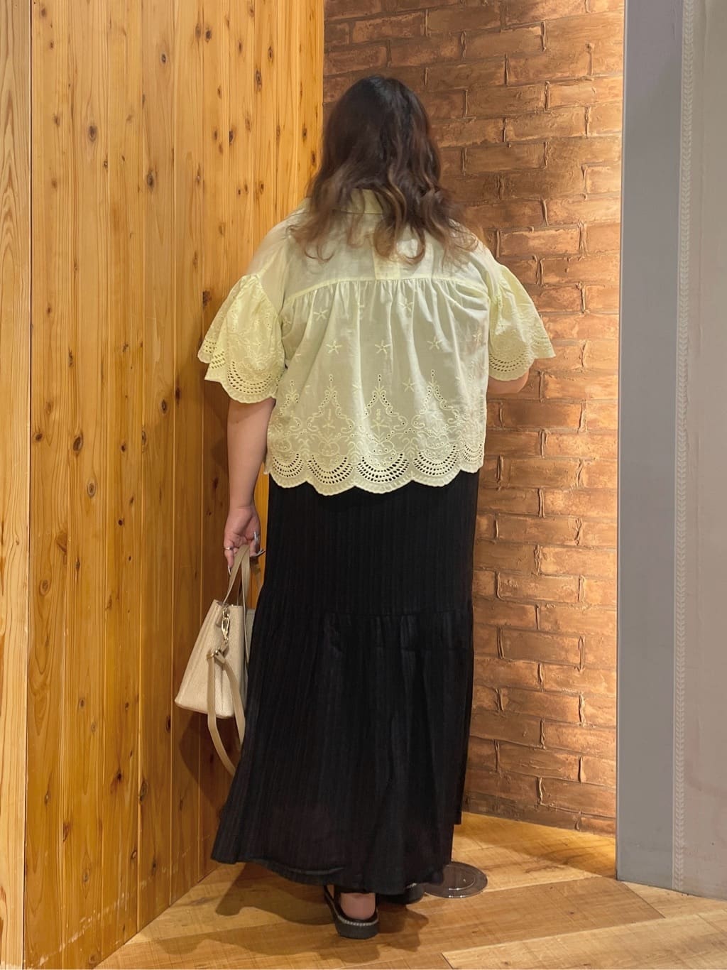 Risaさんの「SHOO･LA･RUE｜【S-LL】後ろ姿も抜かりなく 1枚でサマ見え ティアードワンピース」を使ったコーディネート