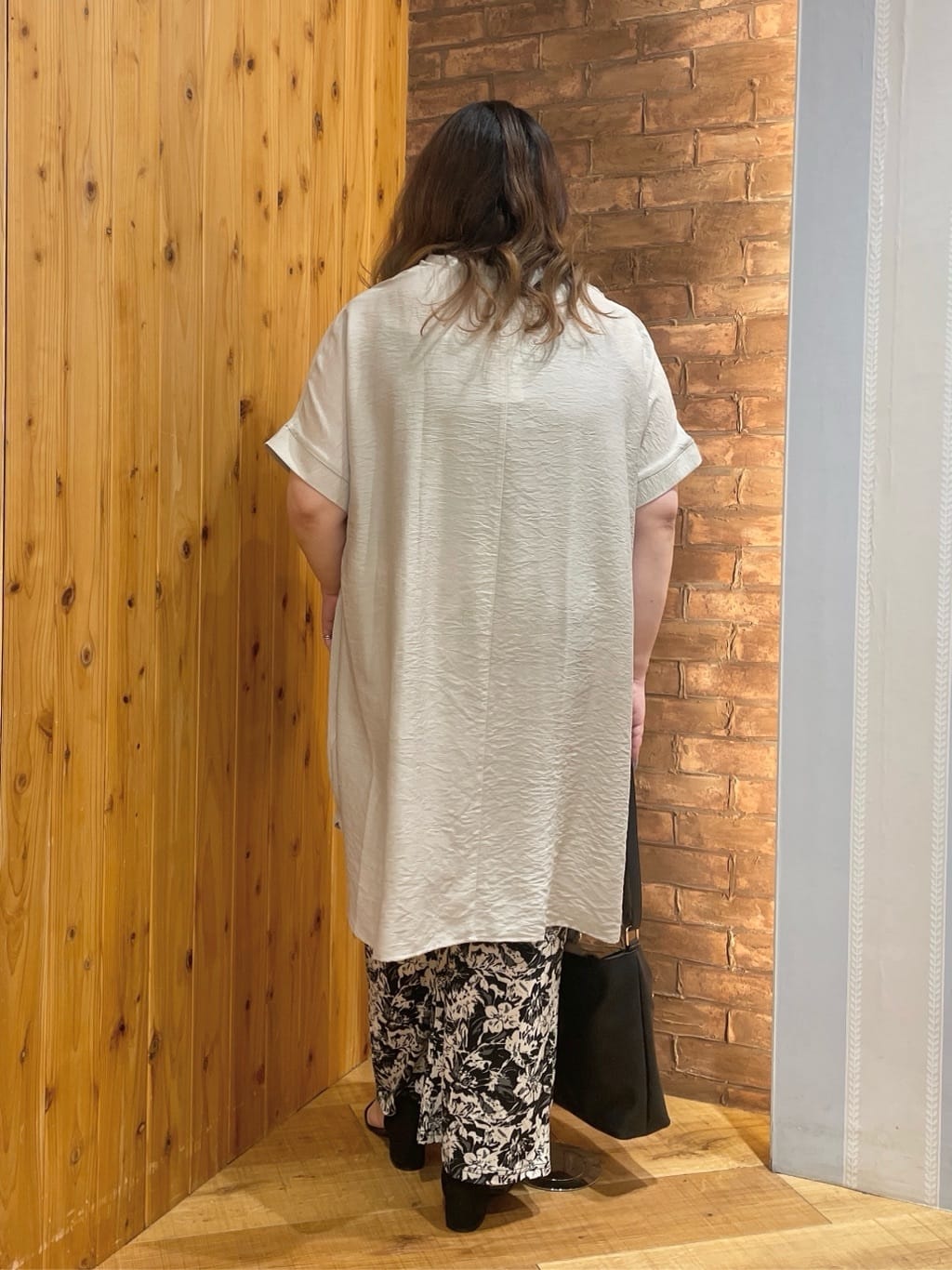 Risaさんの「SHOO･LA･RUE｜【洗濯機可/柄が選べる】さらさら楽ちん プリーツ ワイドパンツ」を使ったコーディネート