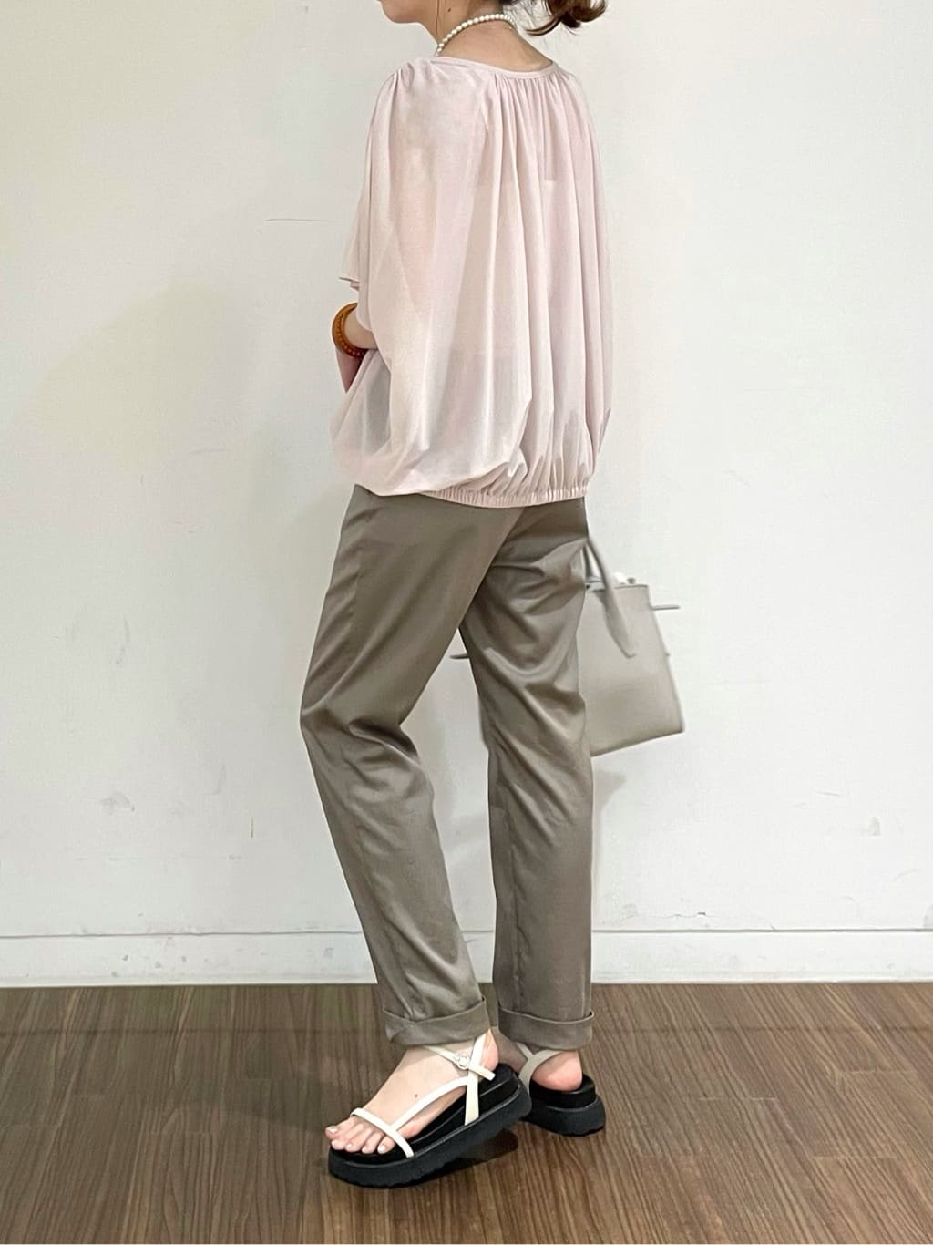 ねねさんの「INDIVI｜【洗える／体型カバー】シャーリングシアートップス」を使ったコーディネート