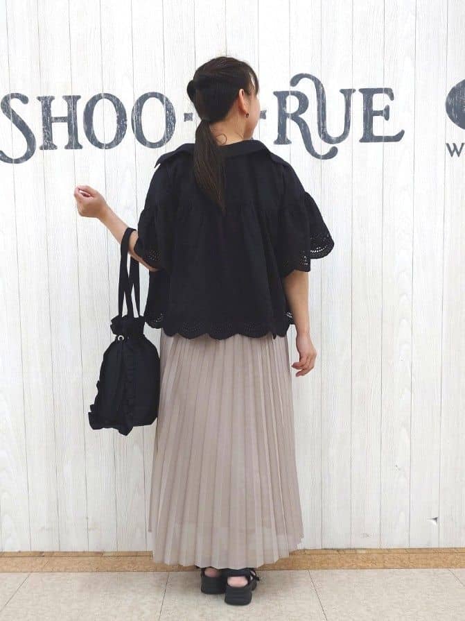 とろろさんの「SHOO･LA･RUE｜コーデの主役になる スカラップレースブラウス」を使ったコーディネート