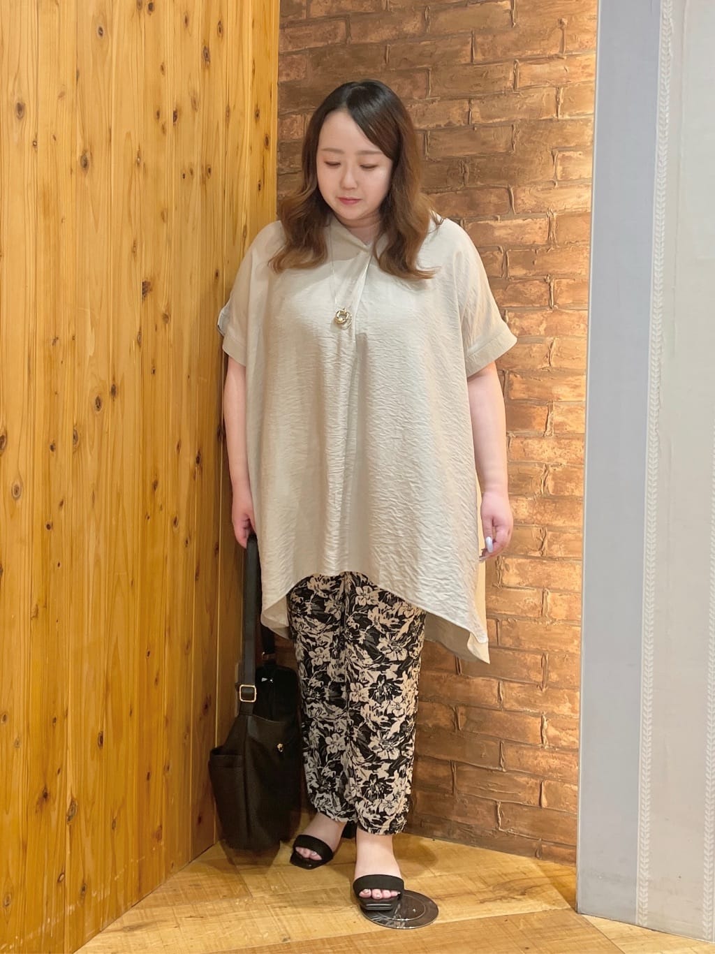 Risaさんの「SHOO･LA･RUE｜【洗濯機可/柄が選べる】さらさら楽ちん プリーツ ワイドパンツ」を使ったコーディネート