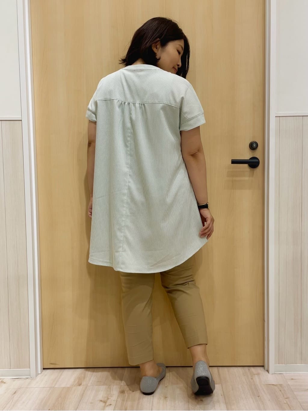 すーさんの「SHOO･LA･RUE｜【S-LL/ひんやり/体型カバー】サッカーストライプ Aラインチュニックブラウス」を使ったコーディネート