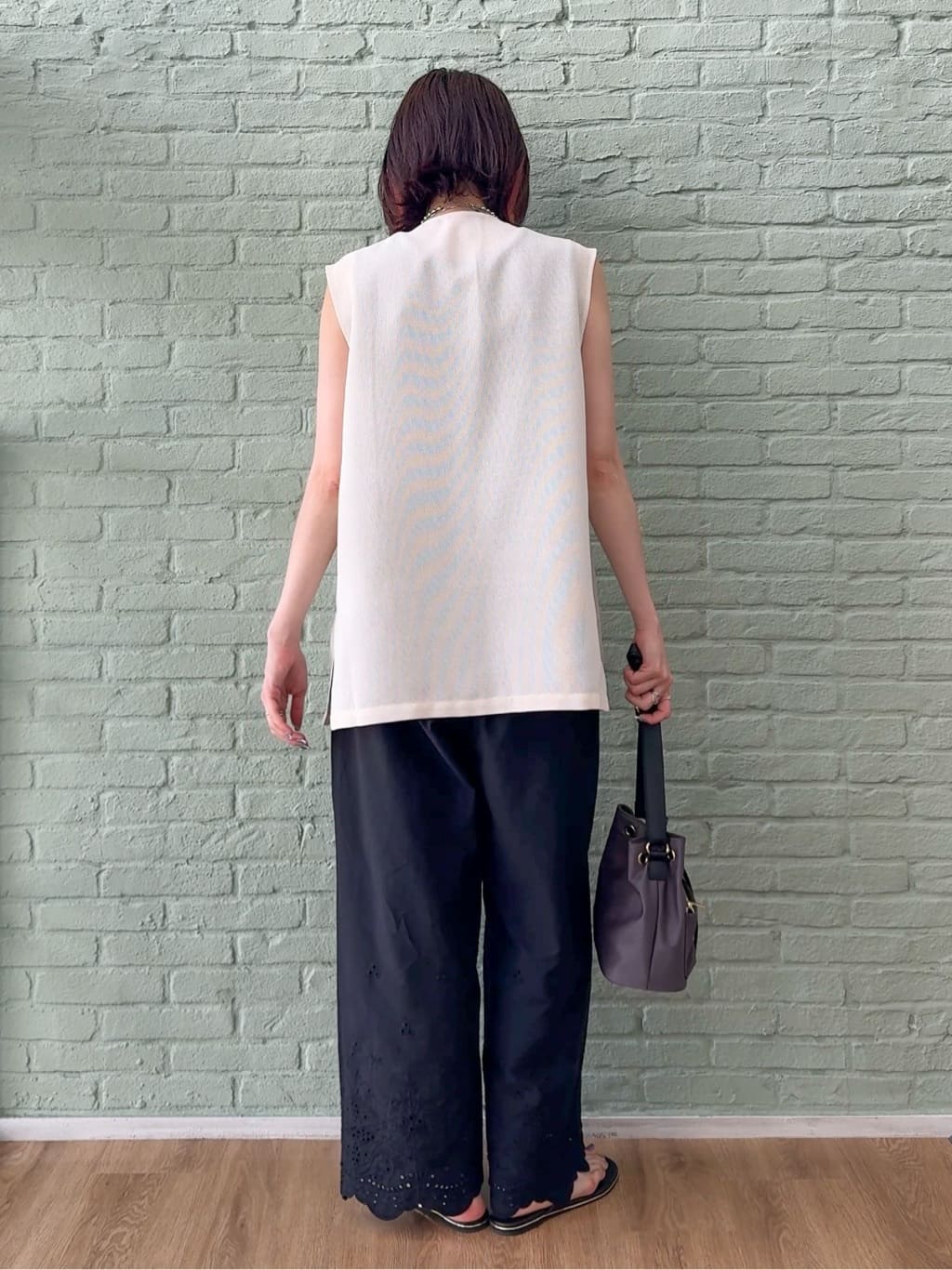 𝐜𝐡𝐢𝐤𝐚さんの「SHOO･LA･RUE｜【S-LL】夏のレイヤードコーデに さらりと着られるメッシュジレ」を使ったコーディネート