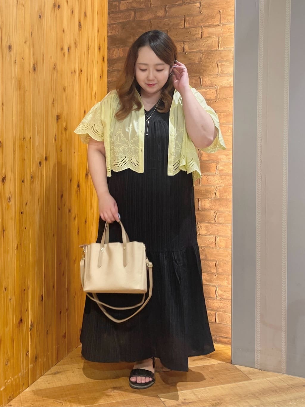 Risaさんの「SHOO･LA･RUE｜【S-LL】後ろ姿も抜かりなく 1枚でサマ見え ティアードワンピース」を使ったコーディネート