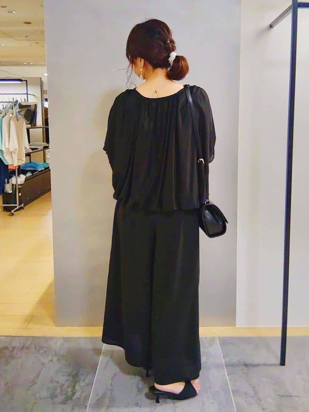 TOMOMIさんの「INDIVI｜【洗える／清涼感◎】ワイドフレアパンツ／スカーチョ」を使ったコーディネート