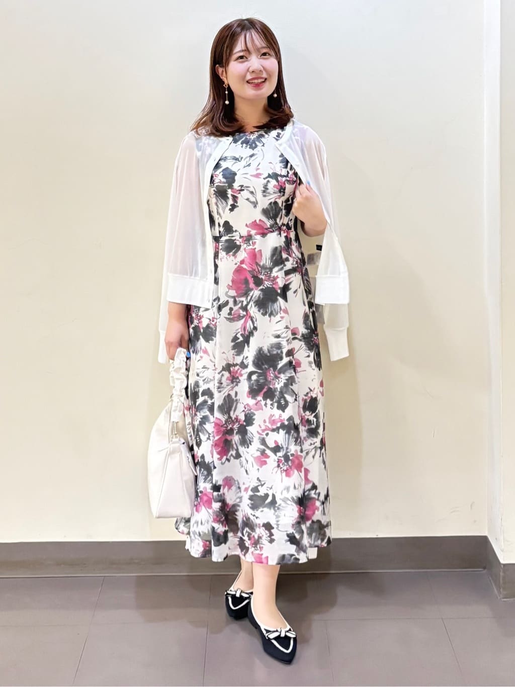 いくみさんの「UNTITLED｜【シアー/エレガント/花柄/夏ワンピ】ペイントフラワーワンピース」を使ったコーディネート