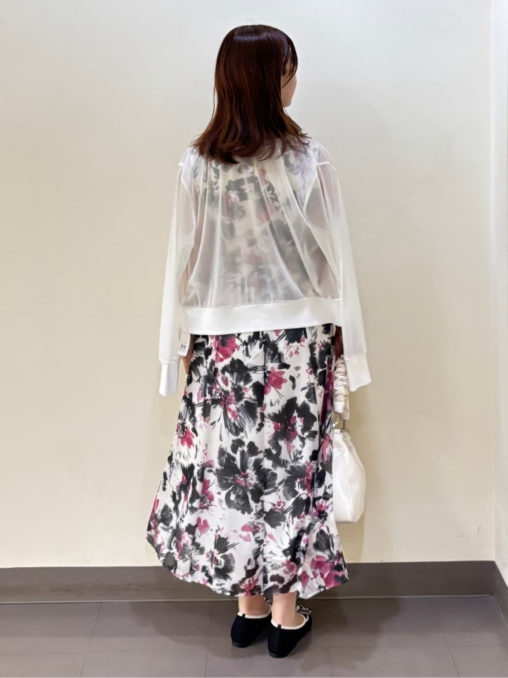 いくみさんの「UNTITLED｜【シアー/エレガント/花柄/夏ワンピ】ペイントフラワーワンピース」を使ったコーディネート