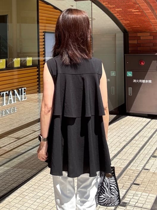 makiさんの「UNTITLED｜【接触冷感/吸水速乾】フレアバックシャンブラウス」を使ったコーディネート