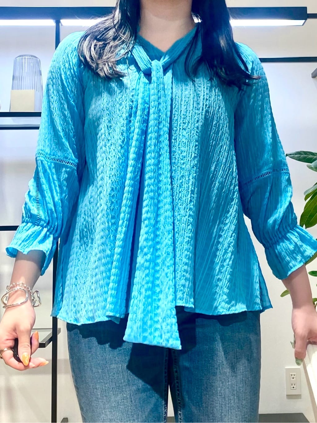 misakiさんの「INDIVI｜【洗える／シャーリング素材】ボリューム袖エアリーブラウス」を使ったコーディネート