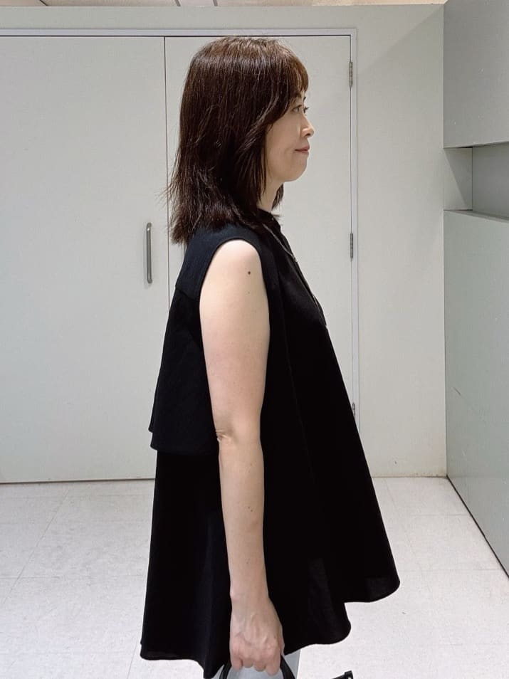 makiさんの「UNTITLED｜【接触冷感/吸水速乾】フレアバックシャンブラウス」を使ったコーディネート
