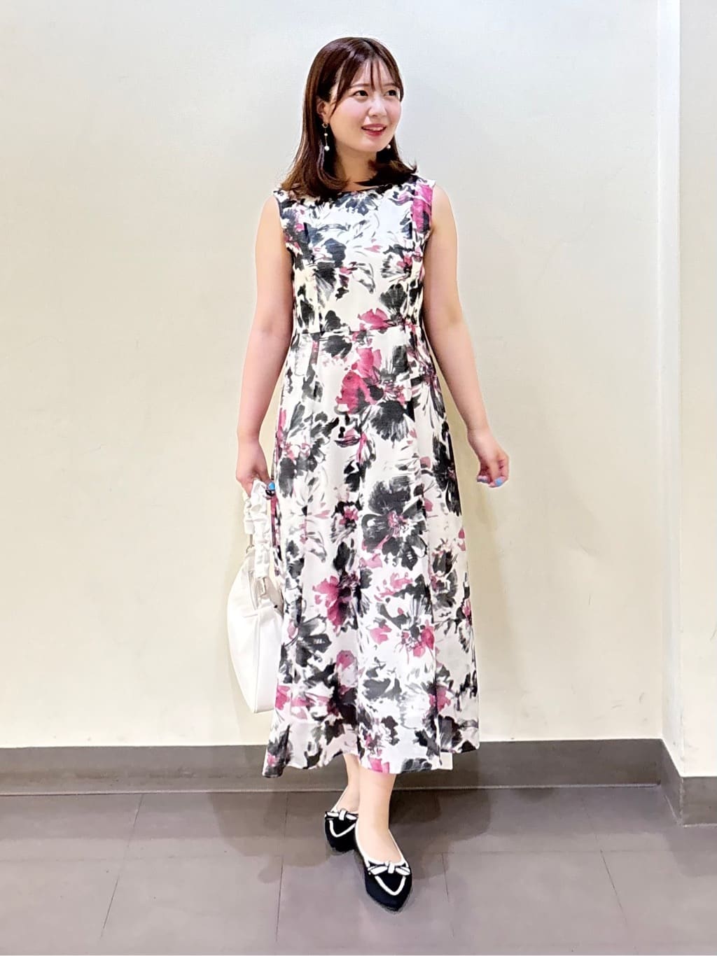 いくみさんの「UNTITLED｜【シアー/エレガント/花柄/夏ワンピ】ペイントフラワーワンピース」を使ったコーディネート
