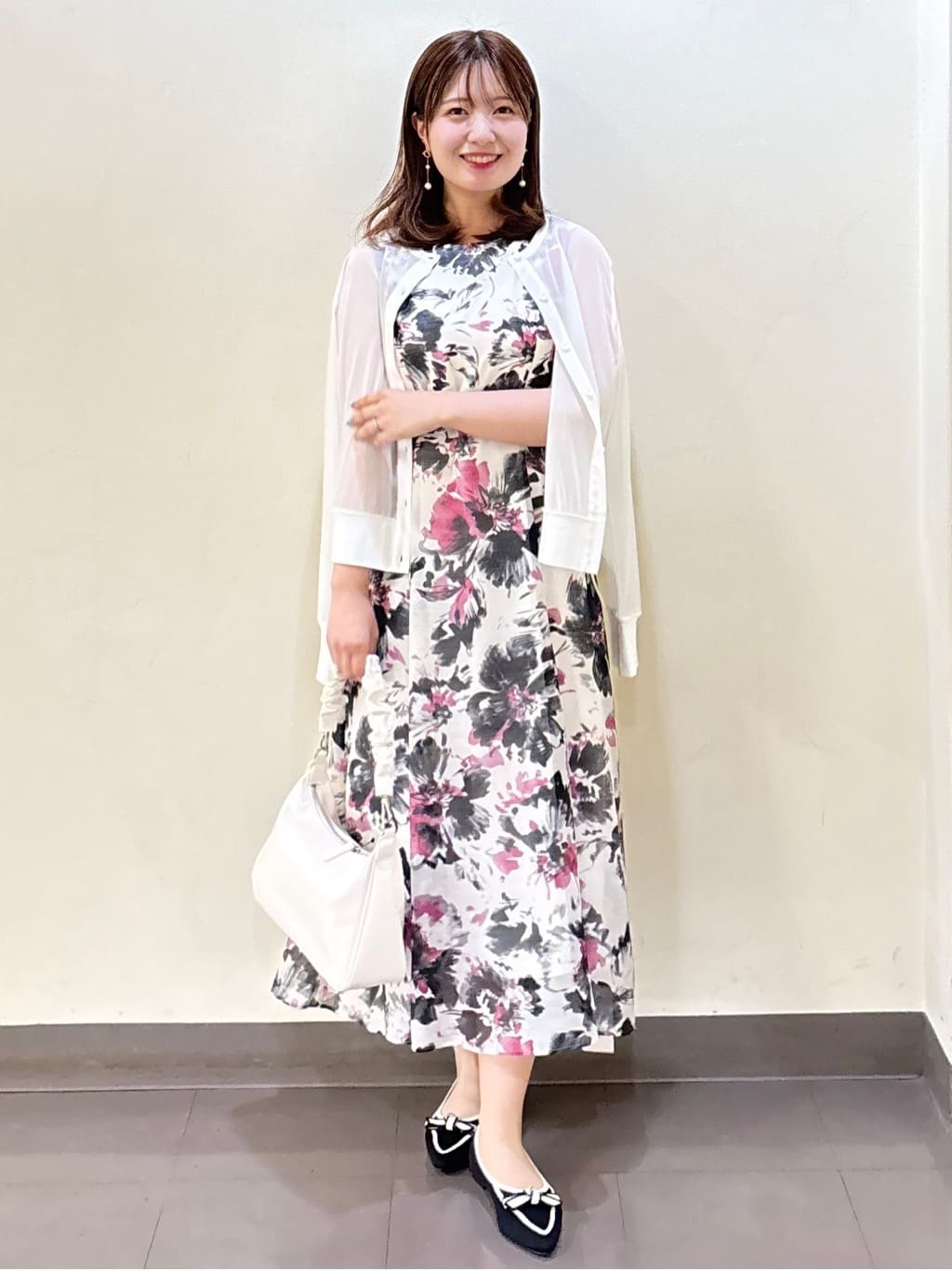 いくみさんの「UNTITLED｜【シアー/エレガント/花柄/夏ワンピ】ペイントフラワーワンピース」を使ったコーディネート