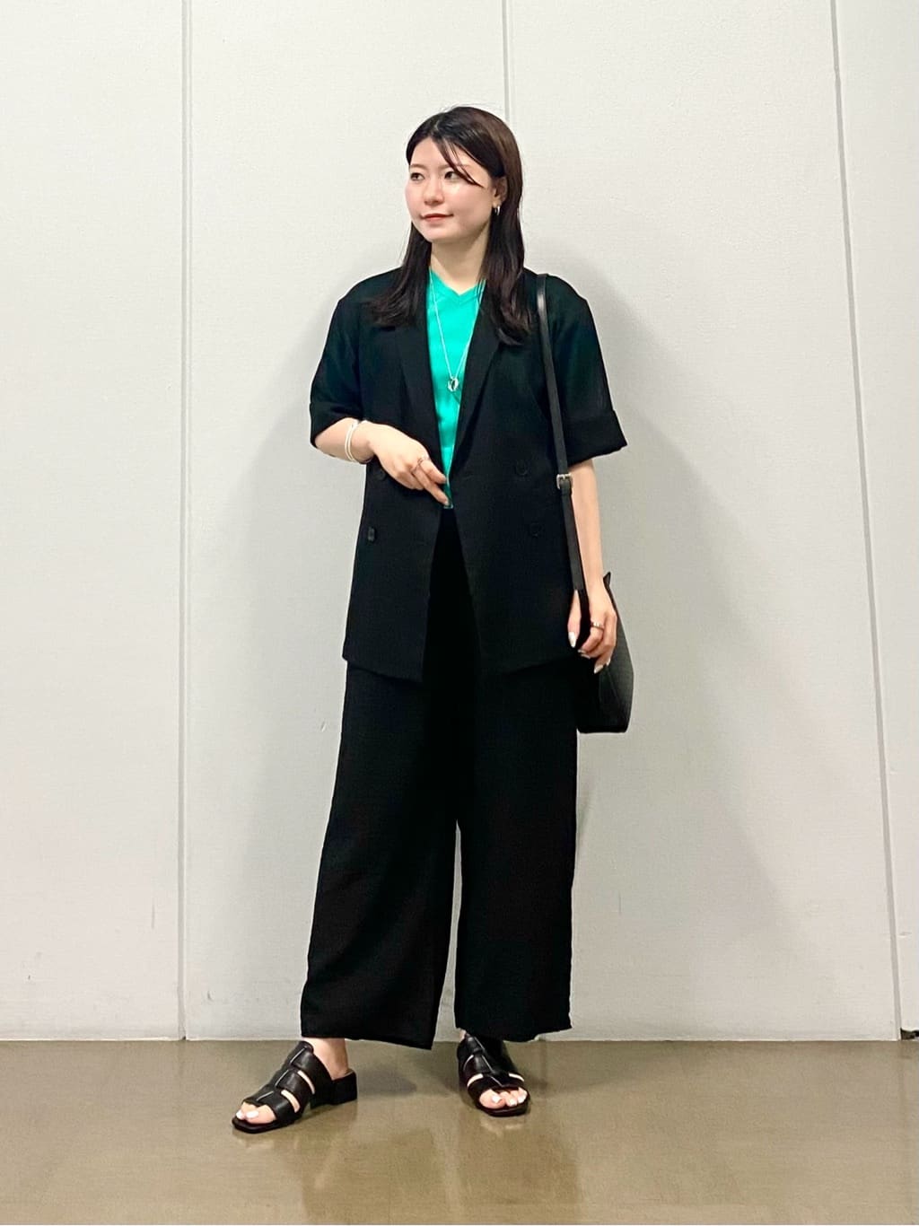 misakiさんの「INDIVI｜【洗える／UVケア／SETUP可能】ドロストワイドパンツ」を使ったコーディネート