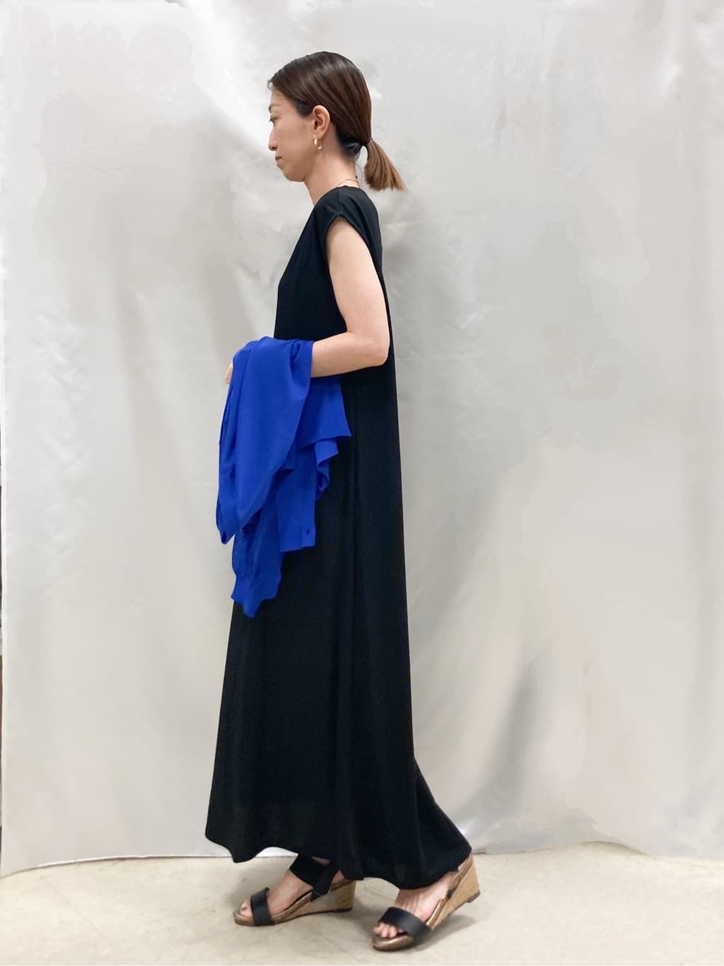 thさんの「SHOO･LA･RUE｜【S-LL/ひんやり】切替ラインですっきりと 1枚で着られるロングワンピース」を使ったコーディネート