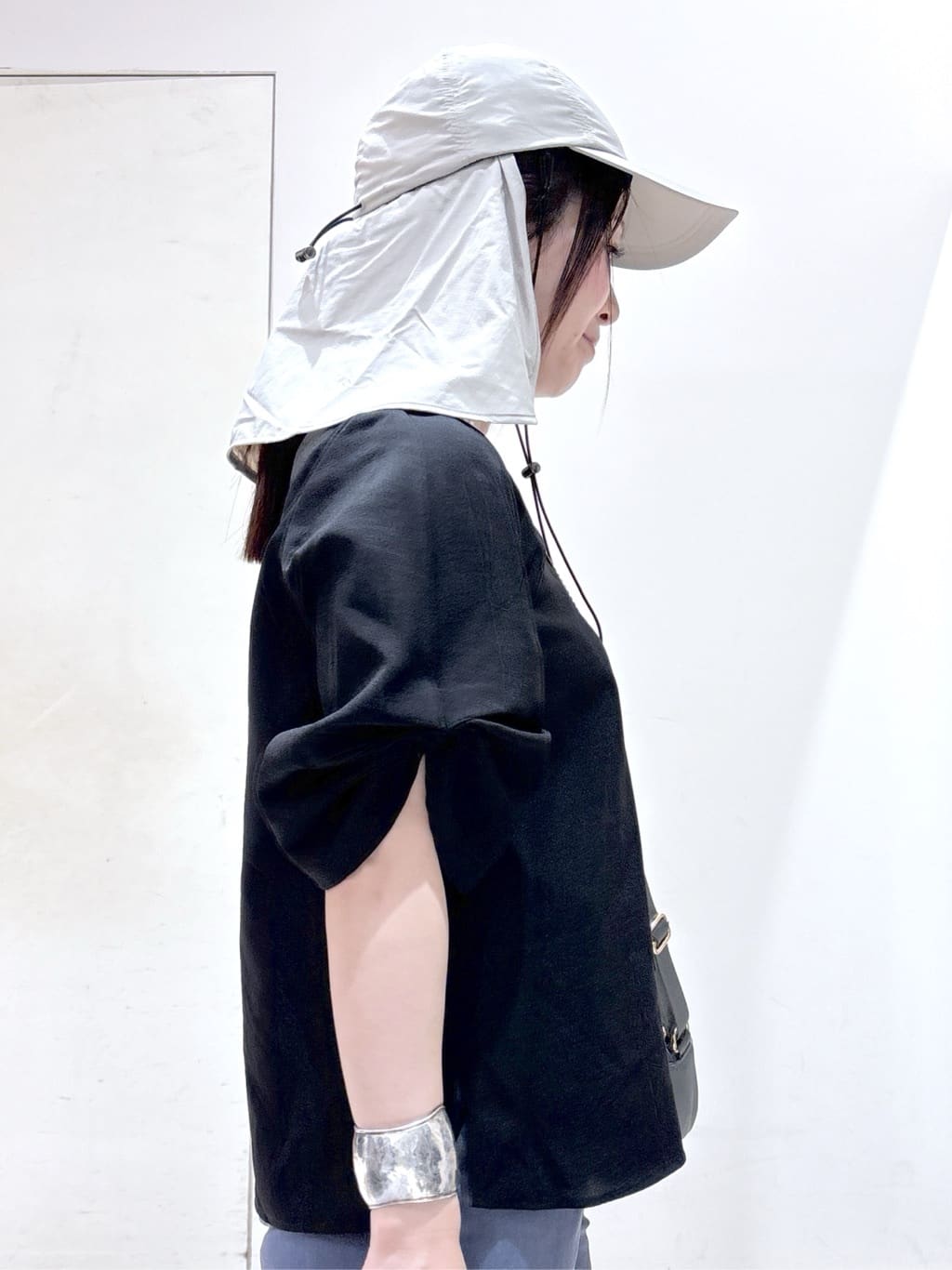 mameさんの「OPAQUE.CLIP｜麻混ハイストレッチイージースティックパンツ【洗濯機洗い可】」を使ったコーディネート