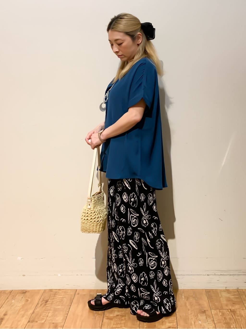 MEGさんの「SHOO･LA･RUE｜【洗える/プチプラ】大人の抜け感をプラスする バンドカラーシャツ」を使ったコーディネート