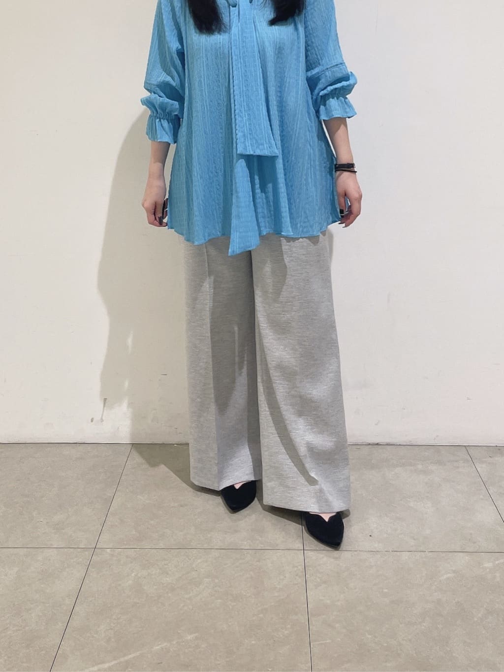 emikaさんの「INDIVI｜【洗える／シャーリング素材】ボリューム袖エアリーブラウス」を使ったコーディネート
