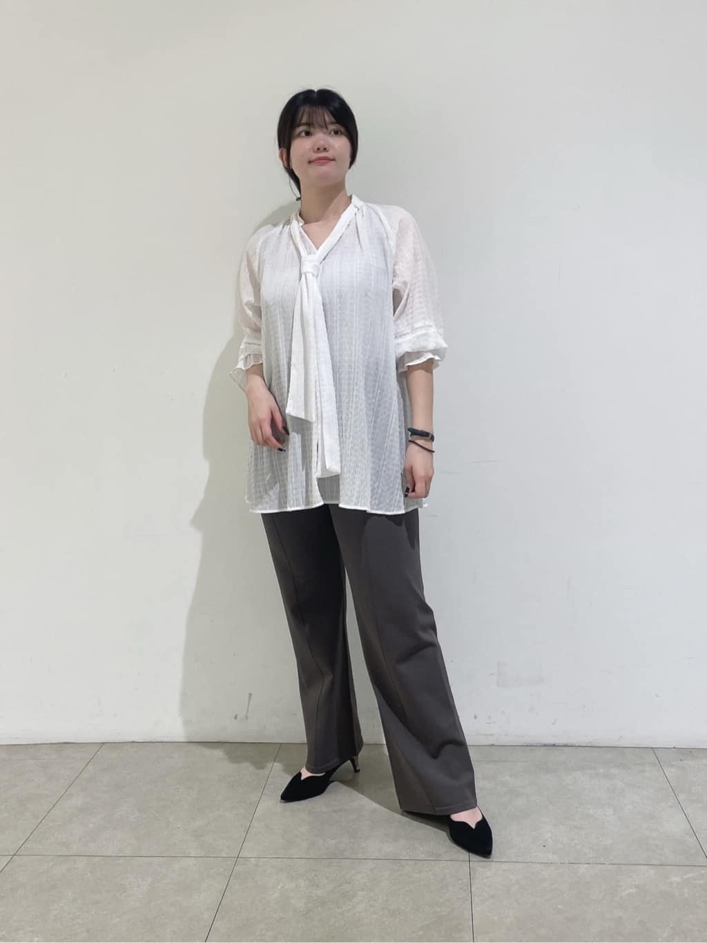 emikaさんの「INDIVI｜【洗える／シャーリング素材】ボリューム袖エアリーブラウス」を使ったコーディネート