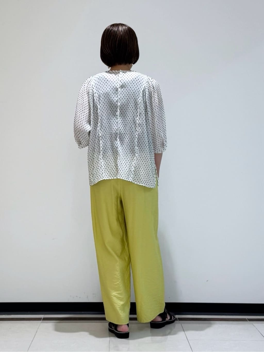 mikaさんの「INDIVI｜◆【洗える／ドット柄／凹凸素材】袖コンシャスドルマンブラウス」を使ったコーディネート