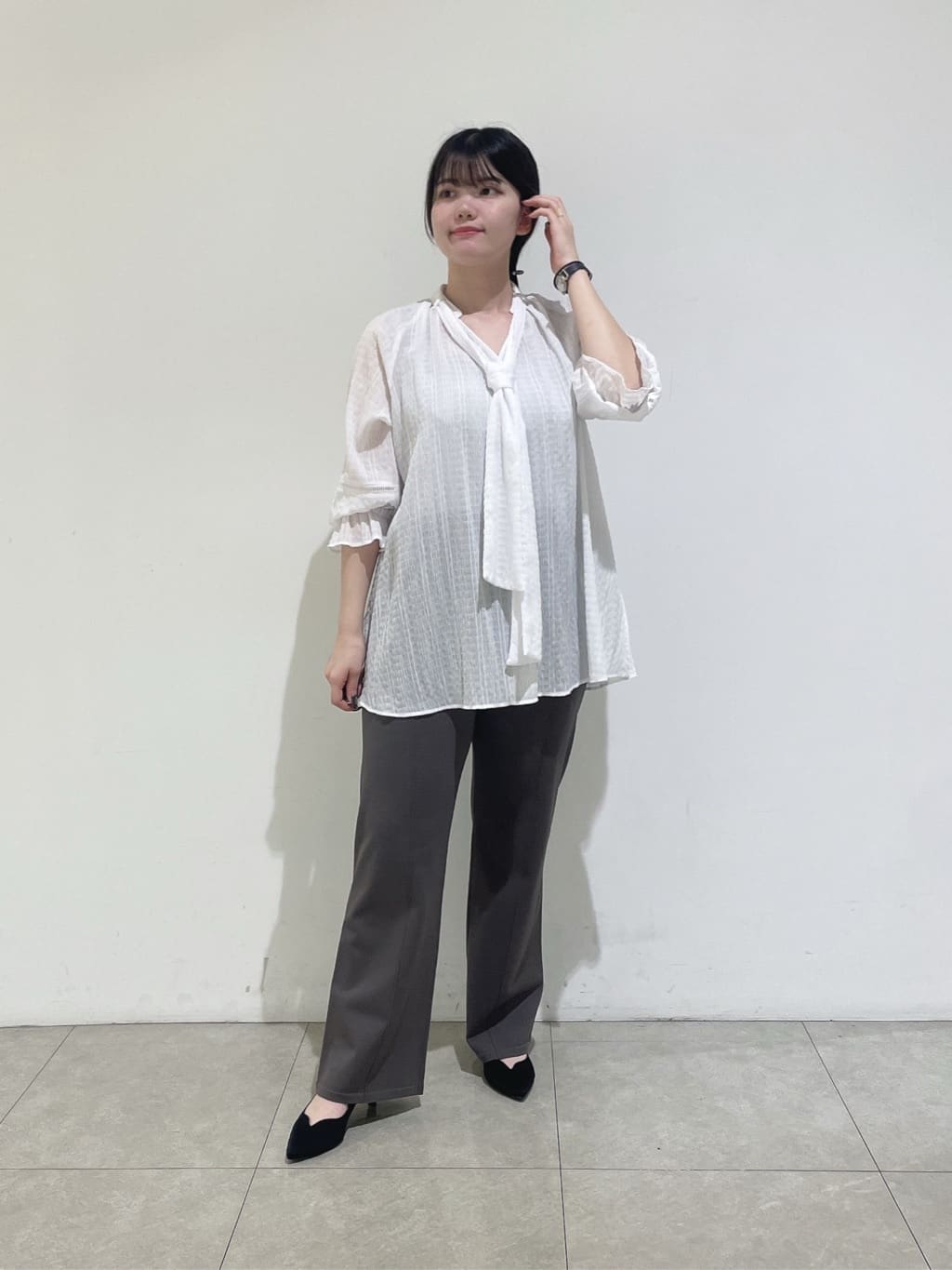 emikaさんの「INDIVI｜【洗える／シャーリング素材】ボリューム袖エアリーブラウス」を使ったコーディネート
