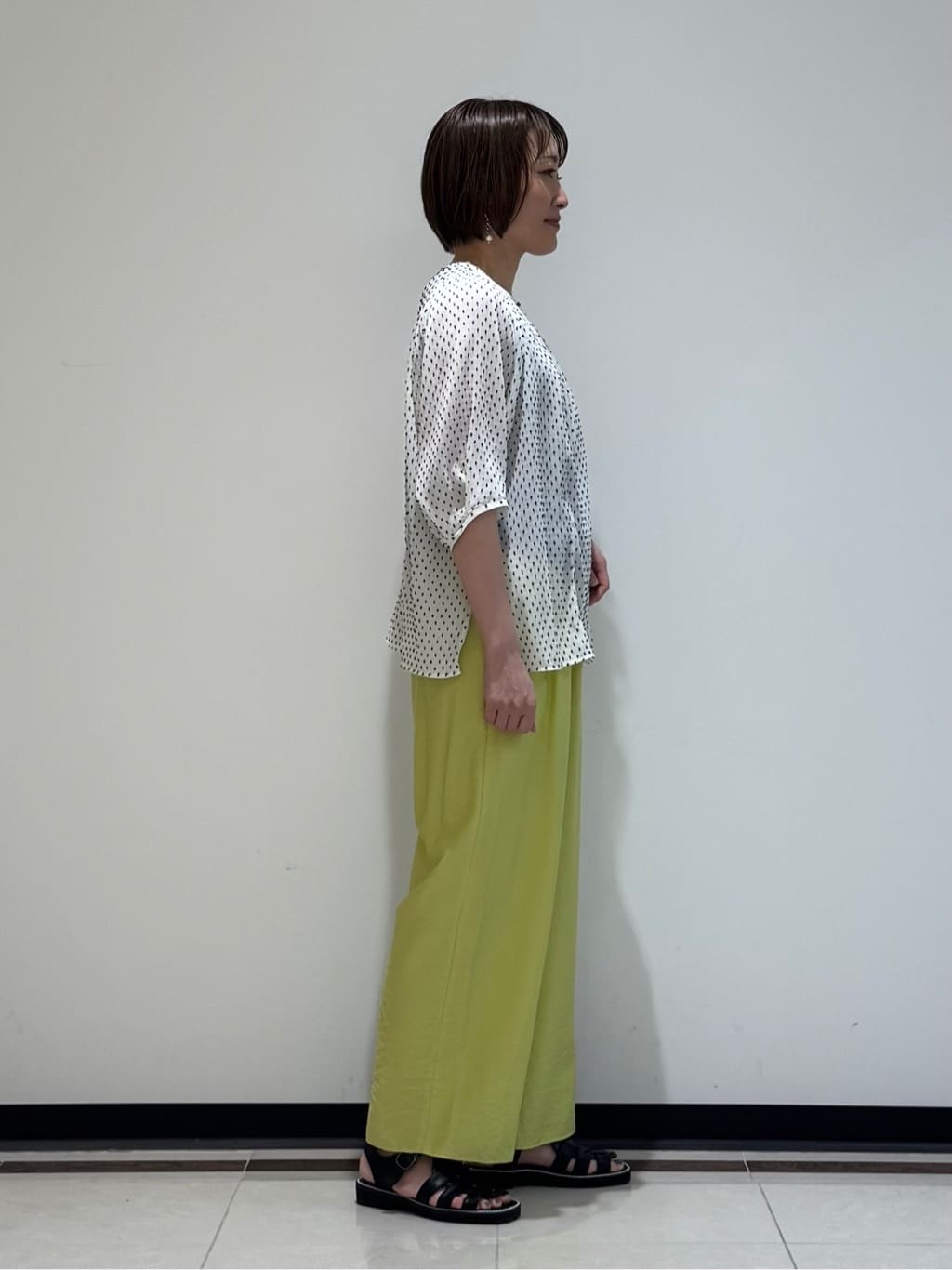 mikaさんの「INDIVI｜◆【洗える／ドット柄／凹凸素材】袖コンシャスドルマンブラウス」を使ったコーディネート