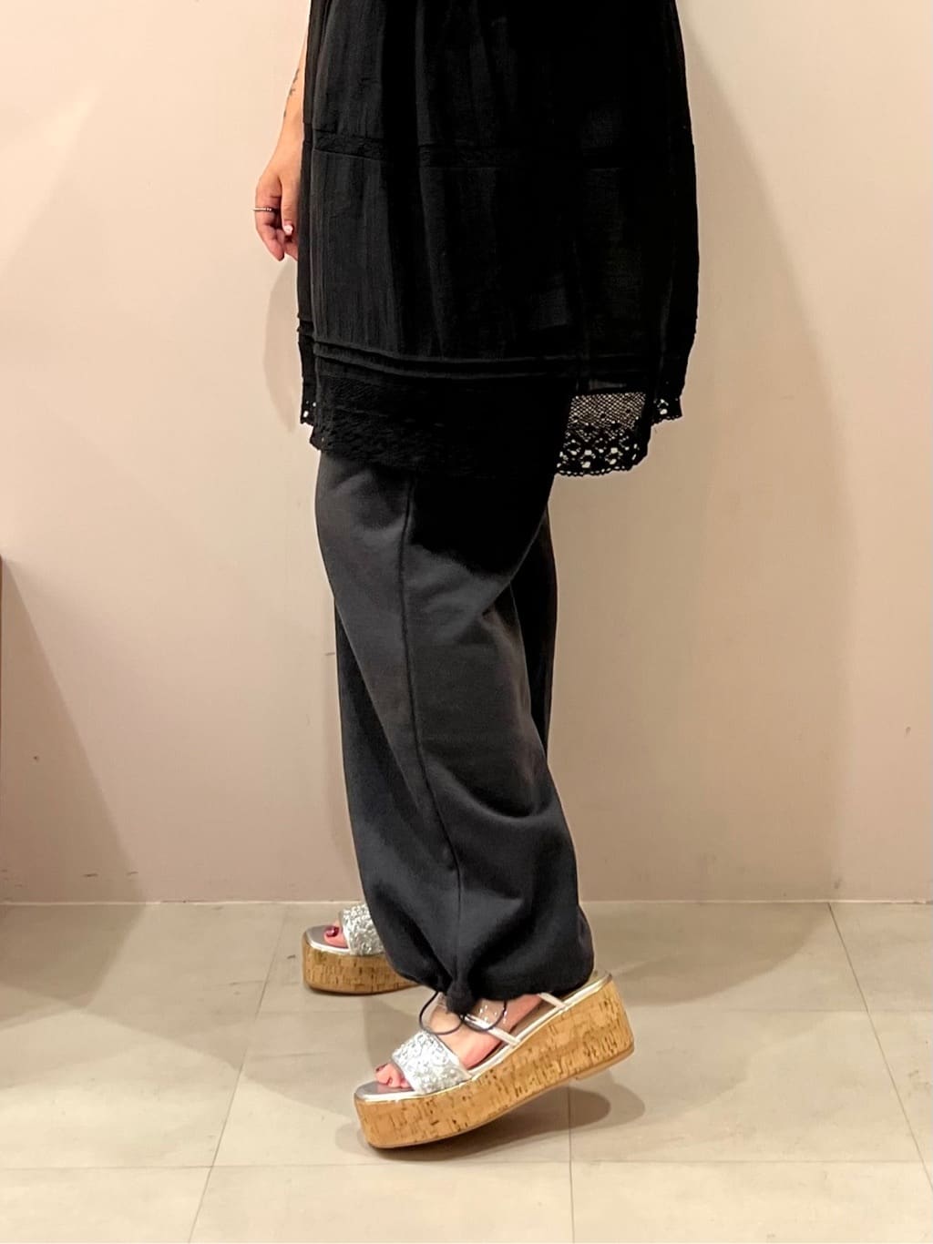 TAKAさんの「ESPERANZA｜グリッター&times;クリアベルト 厚底コルクサンダル」を使ったコーディネート