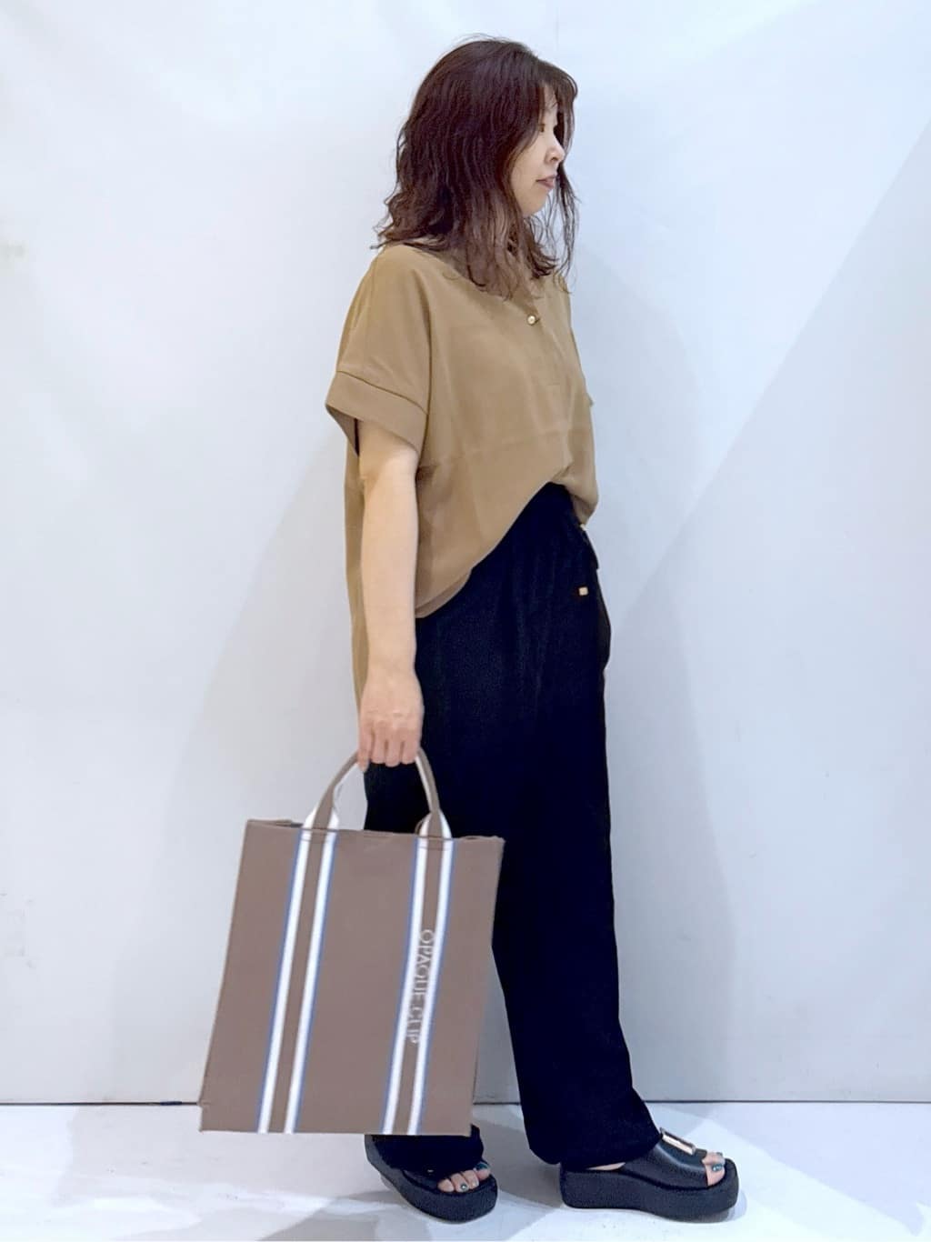 nakkoさんの「OPAQUE.CLIP｜《5色展開／SS-LLサイズ》スキッパー金ボタンブラウス／セットアップ対応【防シワ／ストレッチ／洗濯」を使ったコーディネート