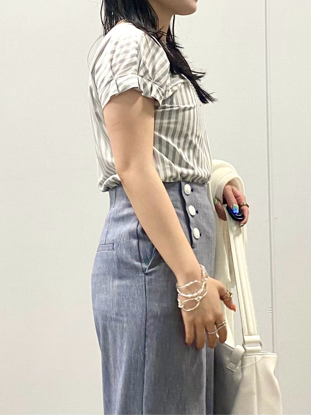misakiさんの「INDIVI｜【デニムライク】マリンボタン リネン混ワイドパンツ」を使ったコーディネート