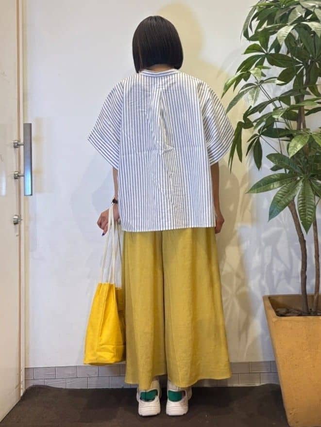 TOWAさんの「SHOO･LA･RUE｜きれいめカジュアルに ラメストライプ ポンチョ風シャツ」を使ったコーディネート