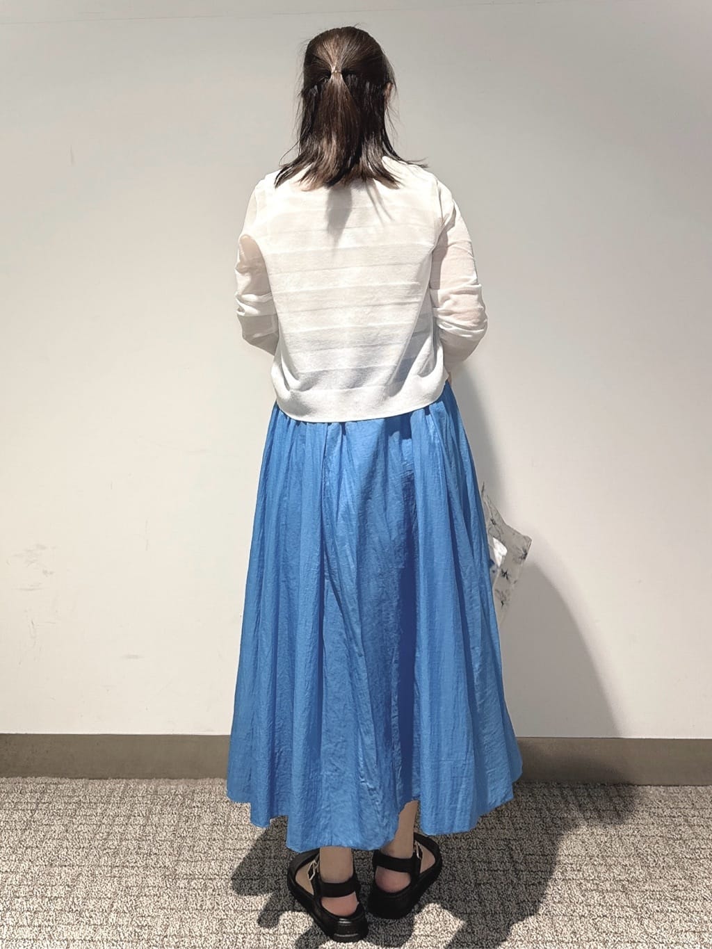 みーさんの「grove｜透け感がムードある 大人のタックギャザースカート」を使ったコーディネート