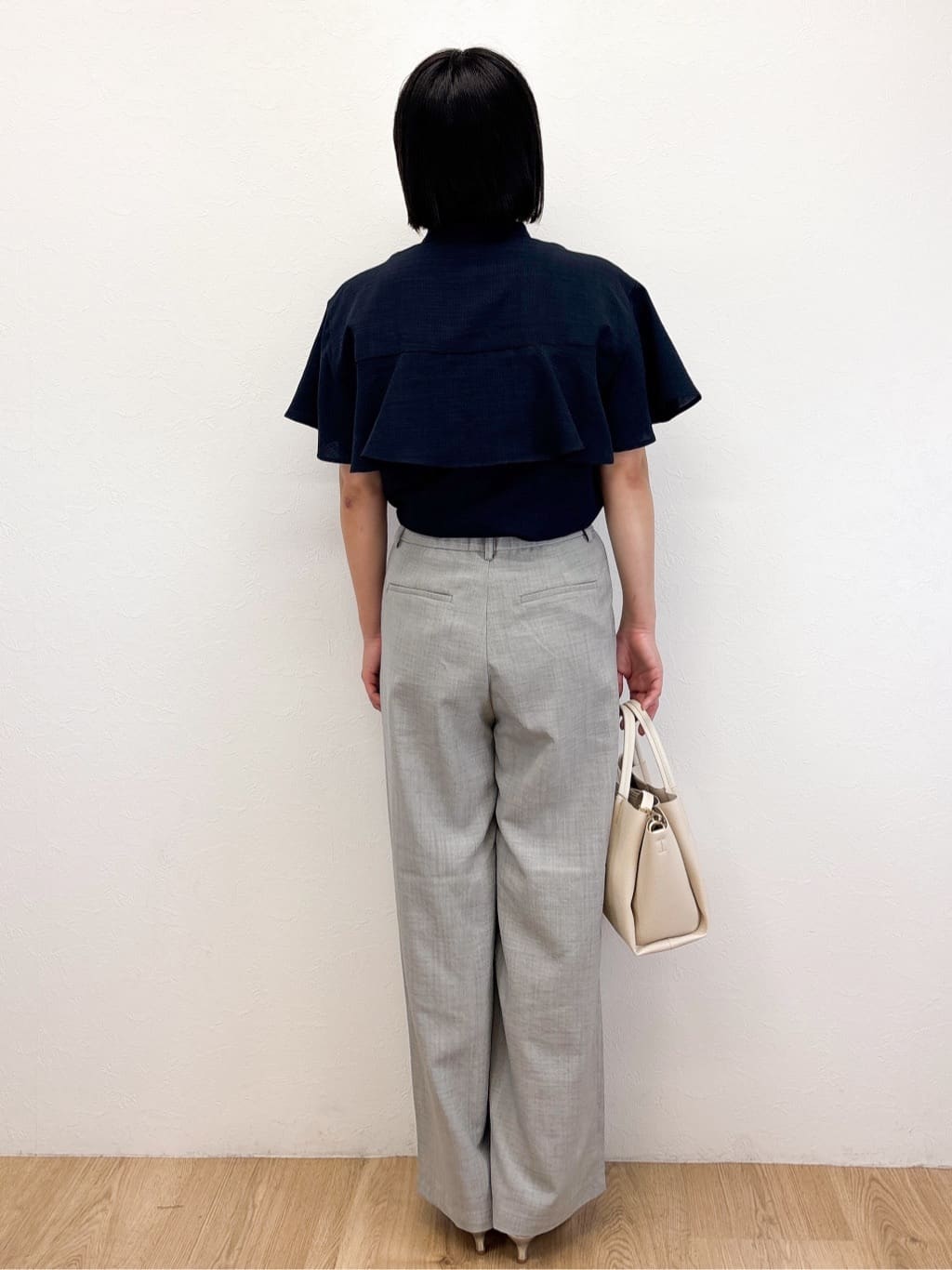 Takeさんの「OPAQUE.CLIP｜バックフリルバンドカラーブラウス【洗濯機洗い可／吸水速乾／接触冷感】」を使ったコーディネート
