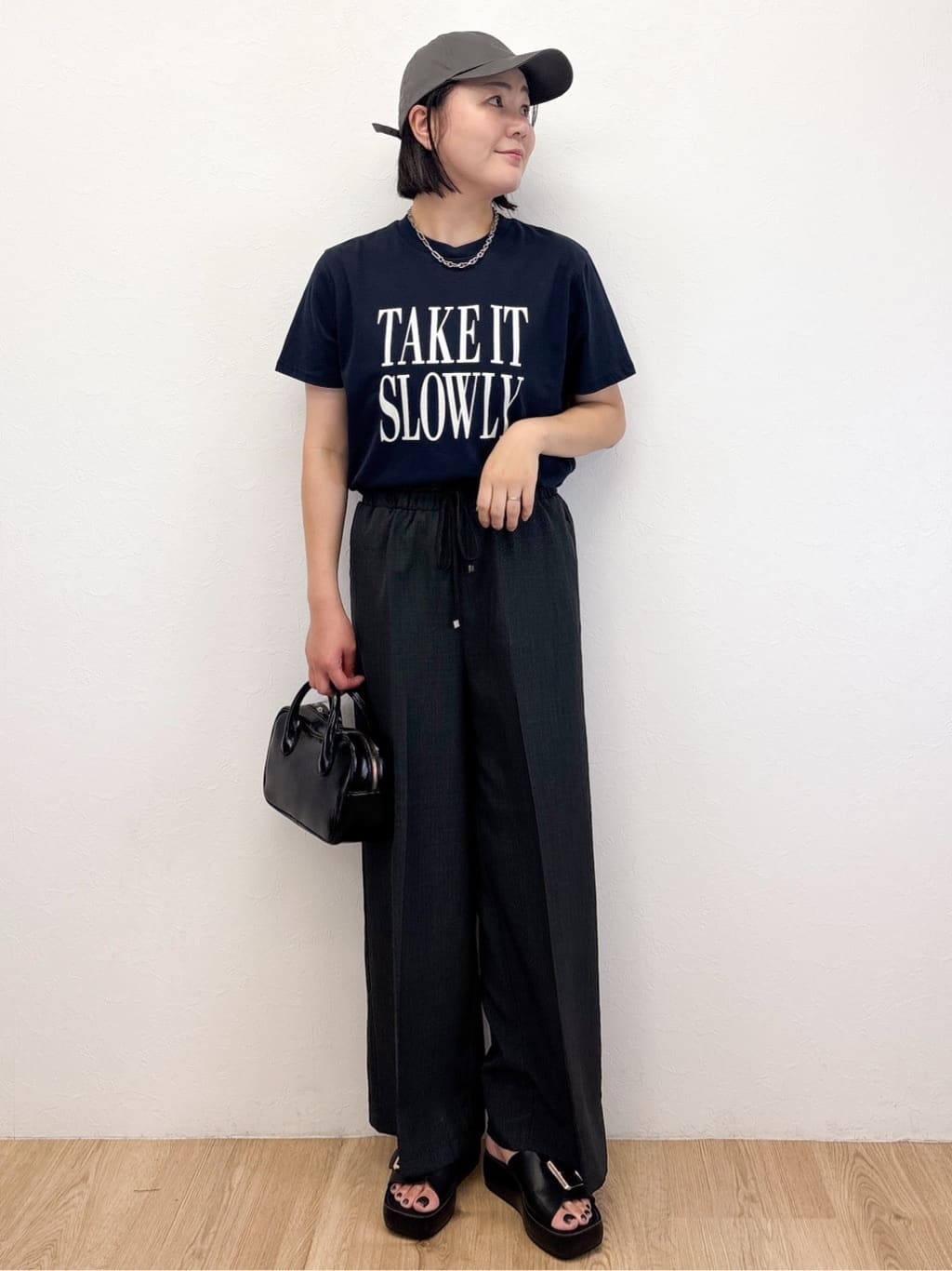 Takeさんの「OPAQUE.CLIP｜ロゴプリントTシャツ【洗濯機洗い可】」を使ったコーディネート