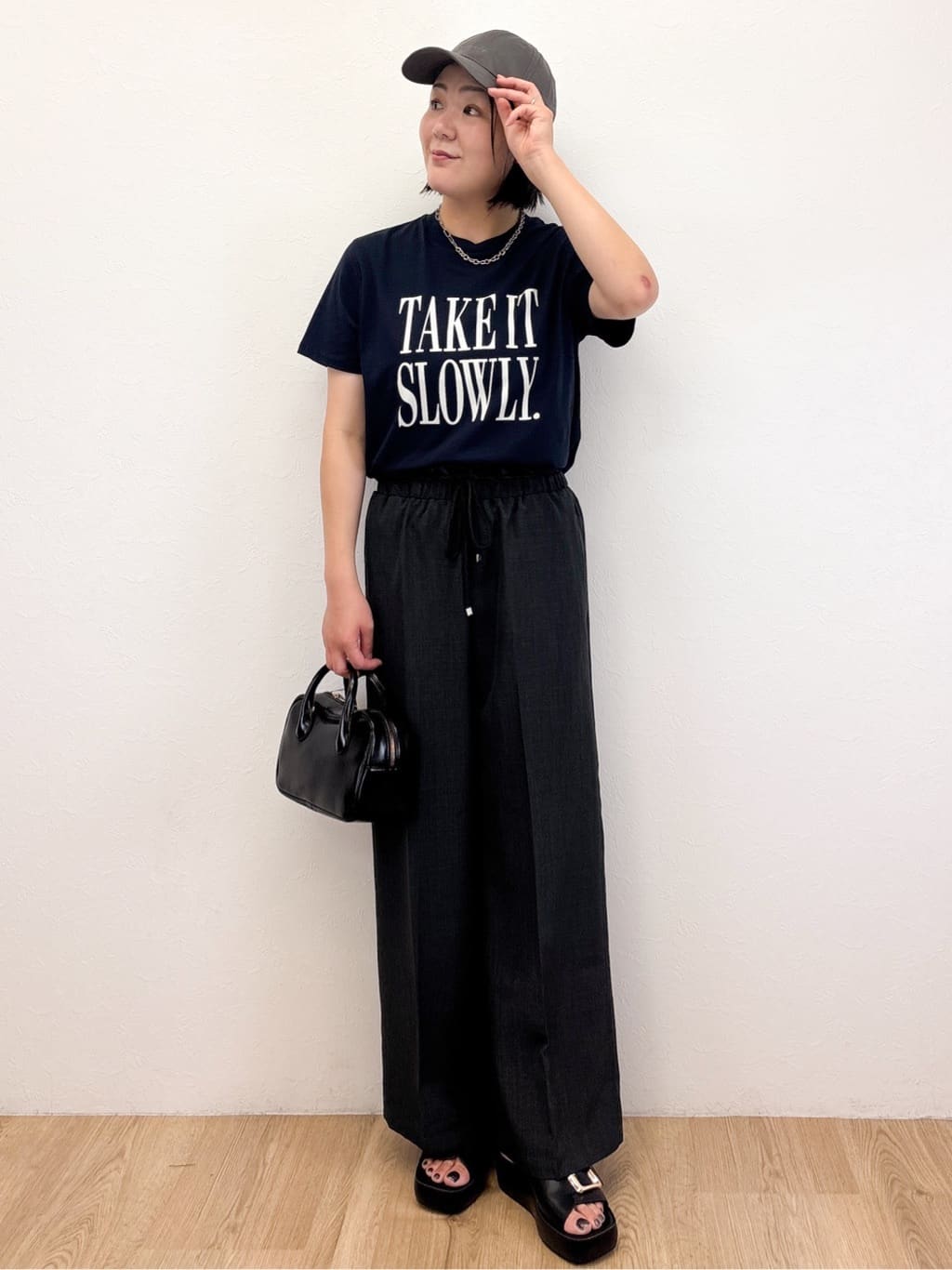 Takeさんの「OPAQUE.CLIP｜ロゴプリントTシャツ【洗濯機洗い可】」を使ったコーディネート