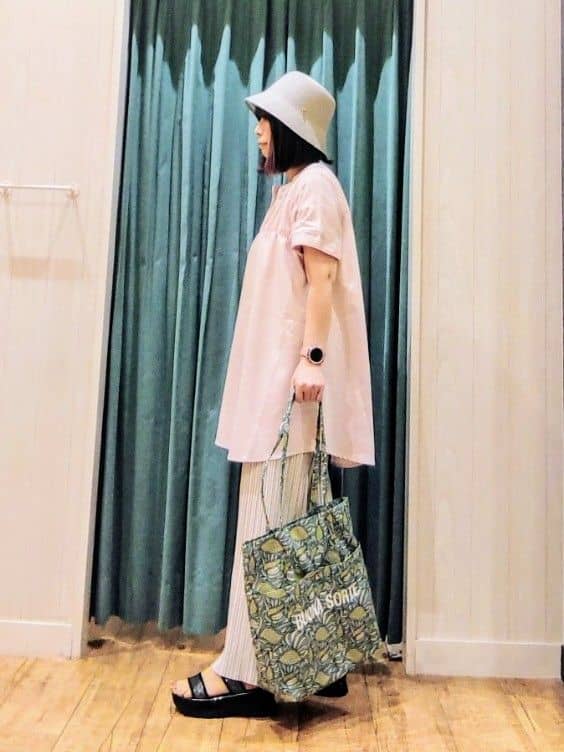 ゆーさんさんの「SHOO･LA･RUE｜【S-LL/ひんやり/体型カバー】サッカーストライプ Aラインチュニックブラウス」を使ったコーディネート