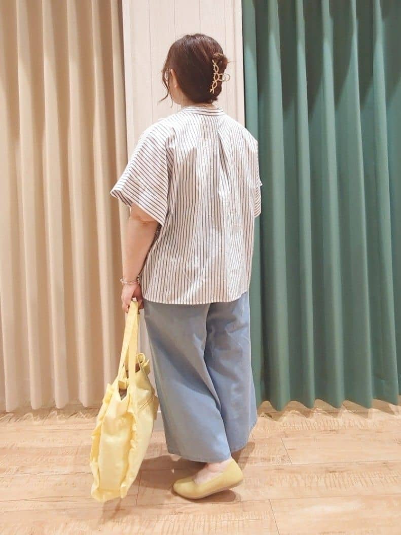 タガさんの「SHOO･LA･RUE｜きれいめカジュアルに ラメストライプ ポンチョ風シャツ」を使ったコーディネート